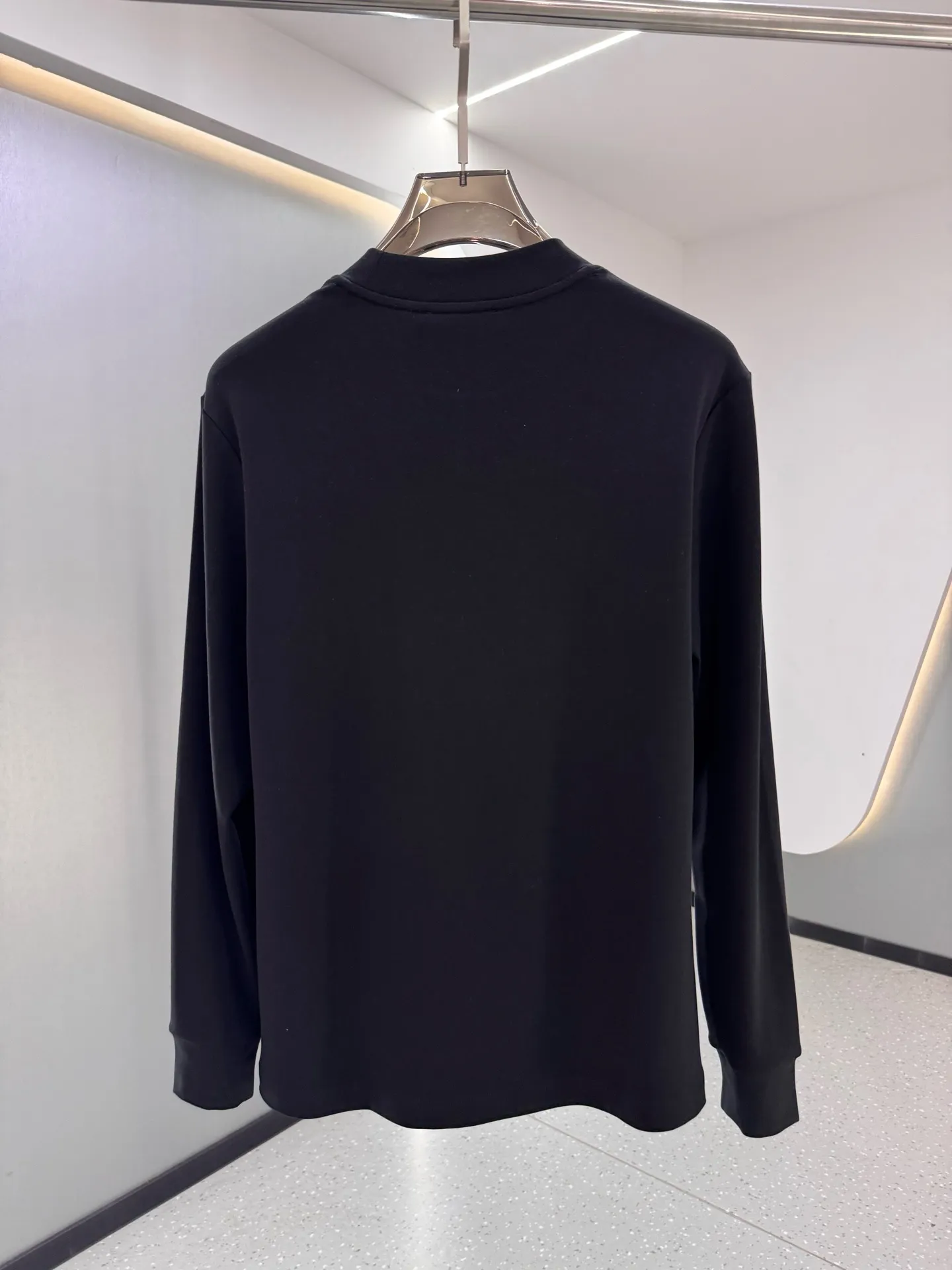P220 Stone Island 2025 autumn and winter men's latest trade order mid-collar bottoming shirt, in full condition! ! Designed with logo embroidery! Customized 100% pure cotton fabric! Weighing 330g, the upper body is comfortable and breathable, not stiff, and has a rich three-dimensional feel overall. It is a quality export order that meets the simple needs of commuters. The upper body effect is very good, slimming, and not picky about the figure. The fabric workmanship is impeccable. Black White Size: XS-2XL
